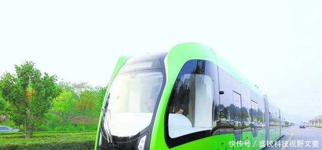 厉害了！世界上首辆“马路上跑的火车”问世，在湖南开始试行