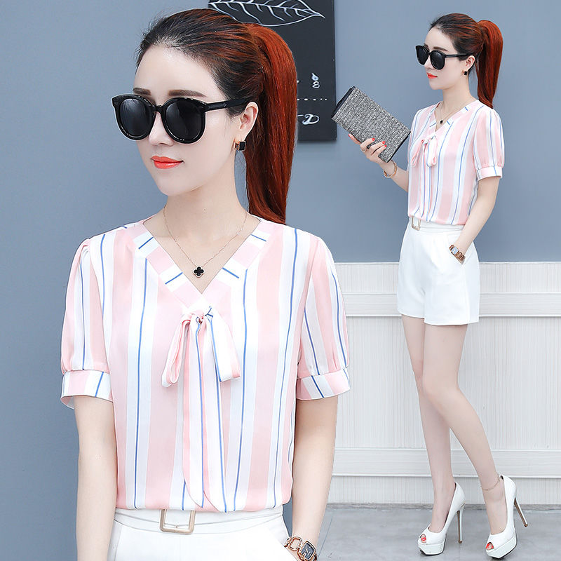 夏天就是要穿的爽朗点，白色T恤搭紧身牛仔裤，超显迷人身材