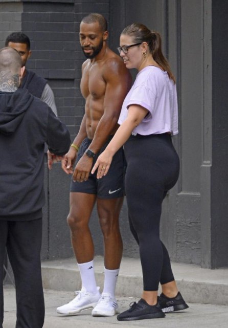 大码超模艾什莉格林汉姆和老公在健身房，老公身材无敌好的