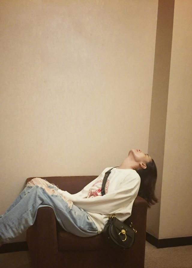 宋佳赤足斜坐沙发，爱你的小脚丫