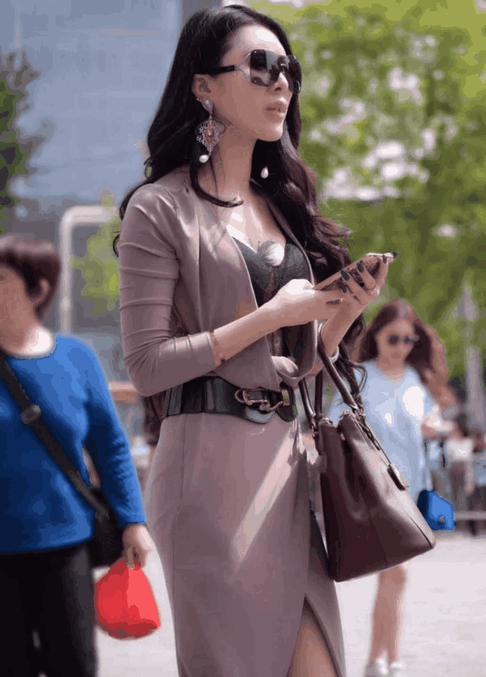 素人街拍: 修身T恤凸显完美身材, 白皙美腿呼之欲出