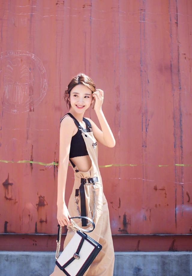 唐艺昕真厉害！透明鞋+小香风连衣裙，网友：一般人还真不敢穿