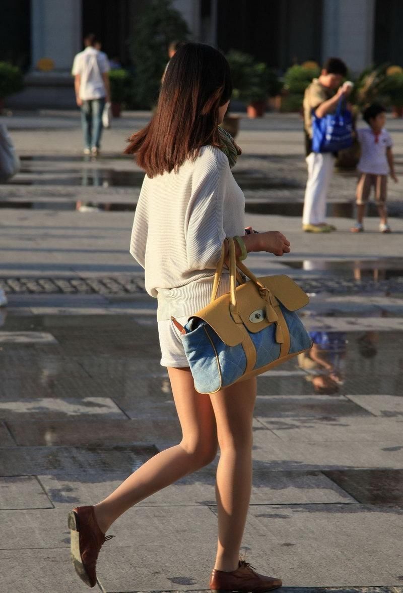 广场街拍丝袜长腿短裤美女，身材姣好气质出众！