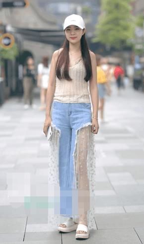 街拍:紧身吊带裙展现风韵身姿,烈焰红唇迷人眼!