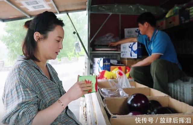 蒋勤勤单独挺大肚买菜，在商贩找了零钱说了一句话瞬间圈粉无数