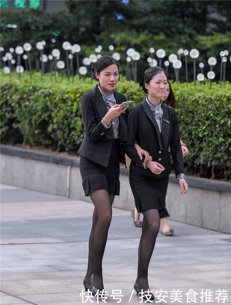 # 穿着#长得高就是有优势啊！，路人街拍：穿着职业装的2个小姐姐