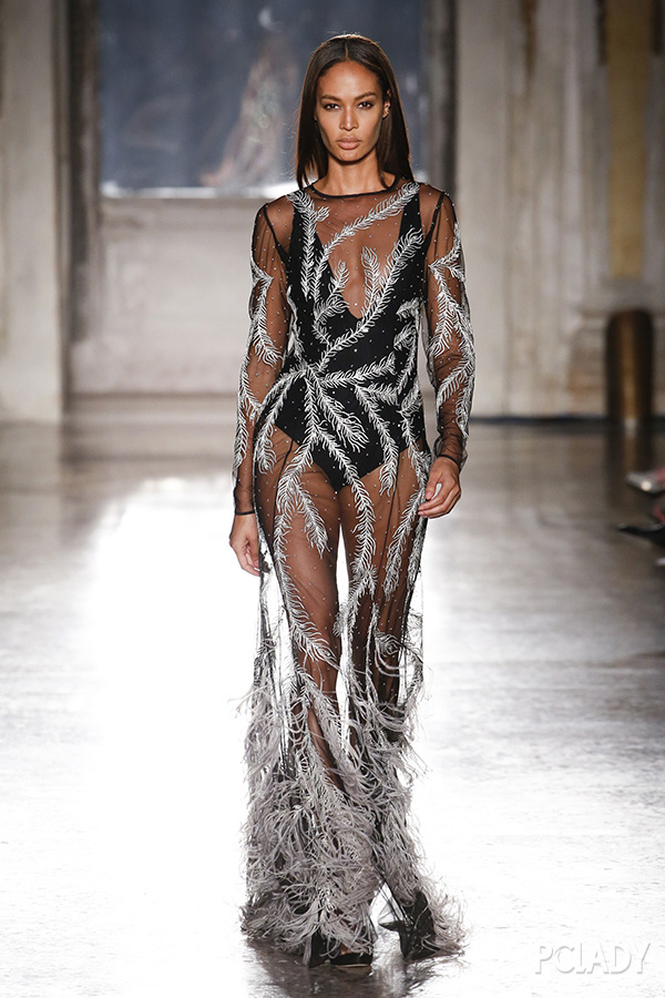 简单点 仲夏秀清凉只要一件透视装