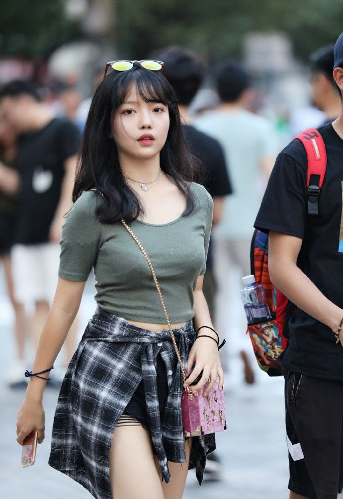 北京街拍:整体搭配随性利落,加上妆容精致,得体又吸晴!