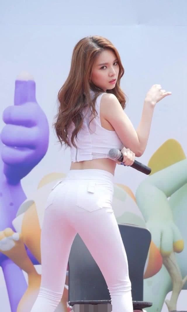 初秋白色修身裤搭配的唯美瞬间，台上台下都让人心旷神怡无限遐想