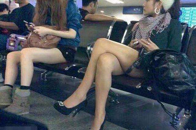 街拍：小姐姐背包骑自行车，很好的利用视觉死角!