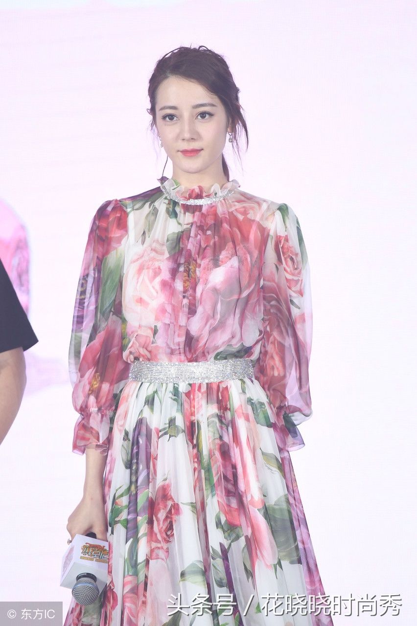 女神迪丽热巴穿裙子实在是太美了，网友:隔着屏幕都想亲一下!