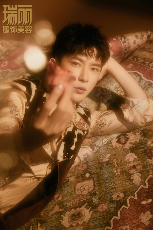 于朦胧杂志大片曝光 “水仙少年”玩转秋日光影变幻