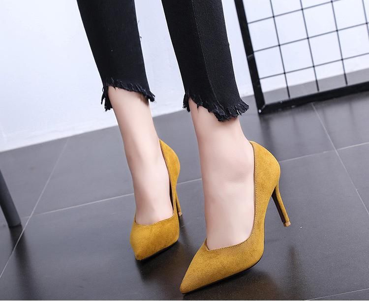 怀旧复古皮料的性感尖头高跟鞋，既性感又怀旧