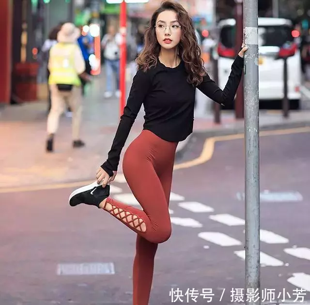 ?路人街拍，可爱小姐姐穿吊带配热裤清凉，身材窈窕令人心动！