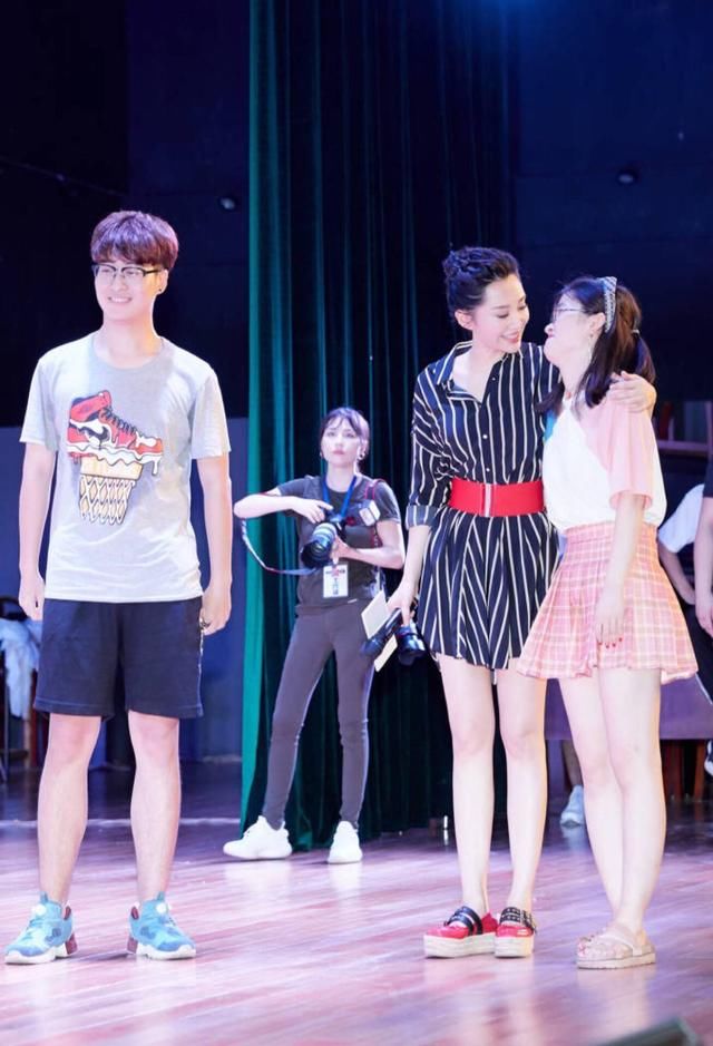 许晴侧颜真美，凹条纹连衣裙，满屏都是大长腿 网友：保养的像18