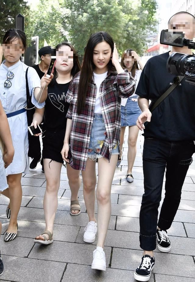 宋祖儿牛仔短裤还没外套长，手撩头发的动作太漂亮了
