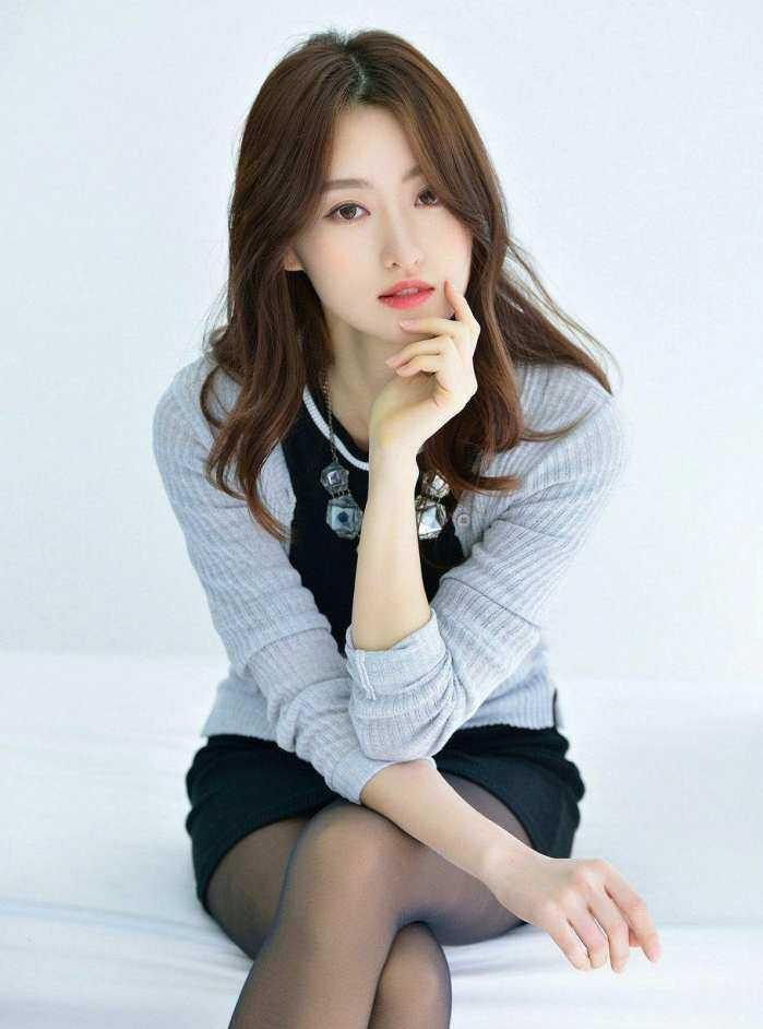 街拍：小姐姐紧身包臀裙的穿搭，洋气修身又优雅，又不失端庄