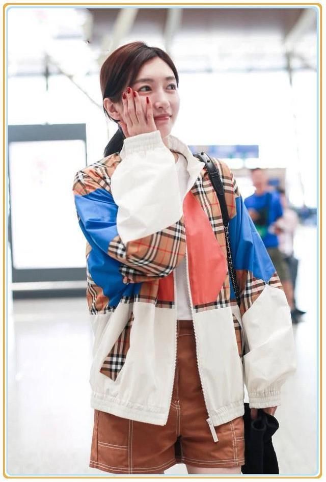 江疏影厉害！168穿格纹外套竟不输175李宇春，网友：主要看女人味