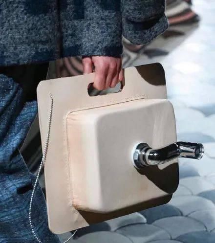 『大赛』时尚界迷之设计大赛!背上绑张床走秀,拎包入住吗?