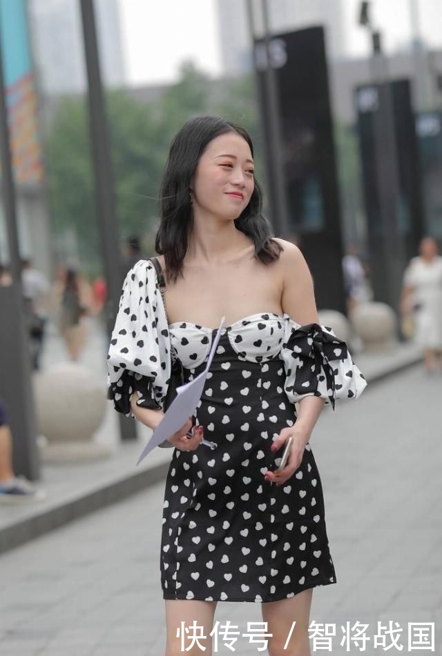  「美女」心形印花连衣裙搭配高跟凉鞋，美女展示深入到骨子里的性感