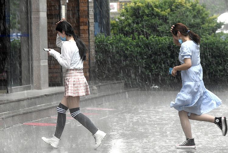  蓝天白云|北京发布雷电蓝色预警 阵雨与蓝天白云交相呼应|组图