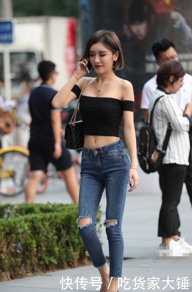 「 不住」穿露肩的衣服有点容易HOLD不住，街拍身材太过于消瘦的女生