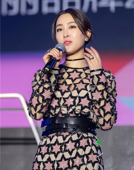 马苏胆真大!“毛毛虫裙”也敢往身上穿?网友:你的时尚我不懂!