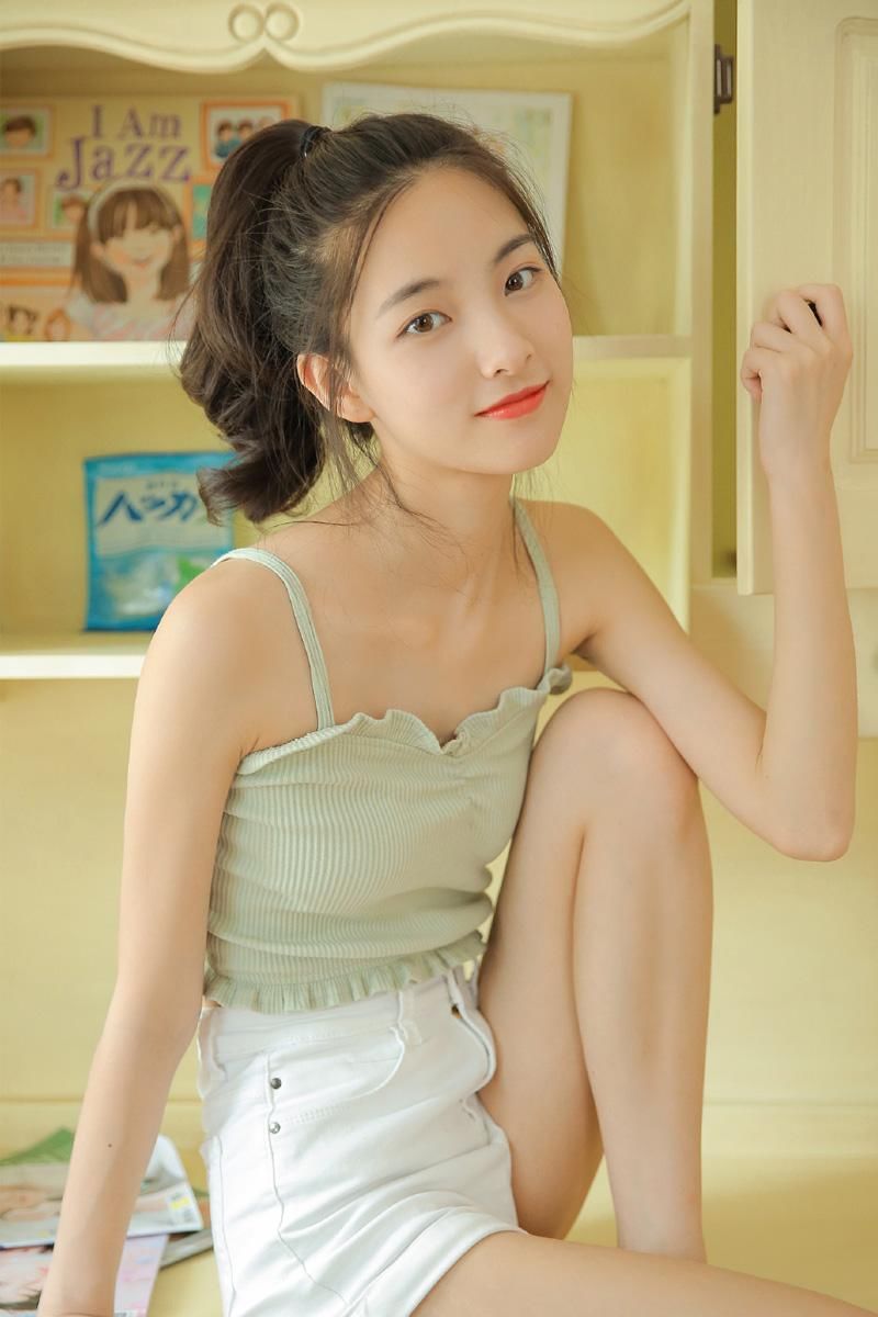 吊带长腿美女清新白嫩美女图片