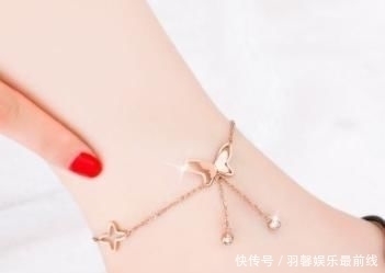  女人|女人纤纤玉足很娇小白嫩,“脚链”凸显灵动脚踝,三寸金莲惹人爱