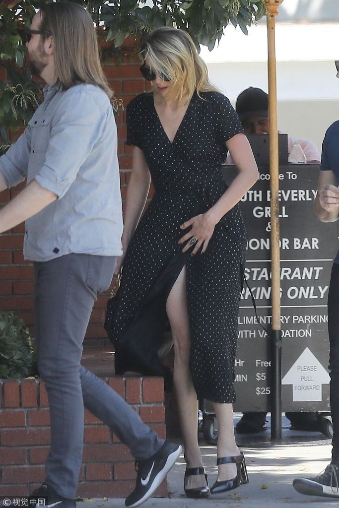 德普前妻艾梅柏高衩连衣裙秀两米大白腿 风吹裙摆险走光惊慌到手