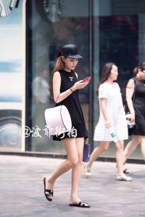 路人街拍：紧身裤搭配粉色吊带装的小姐姐，婀娜体态很养眼