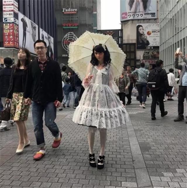  『服饰』某书搭配博主竟推荐睡衣外+粉衬衣，网友还迎合？不知道该咋吐槽