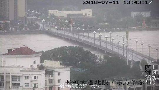 辟谣!鳄鱼逃跑、大桥被淹、美女被救…都是假的!这些信息才是真的