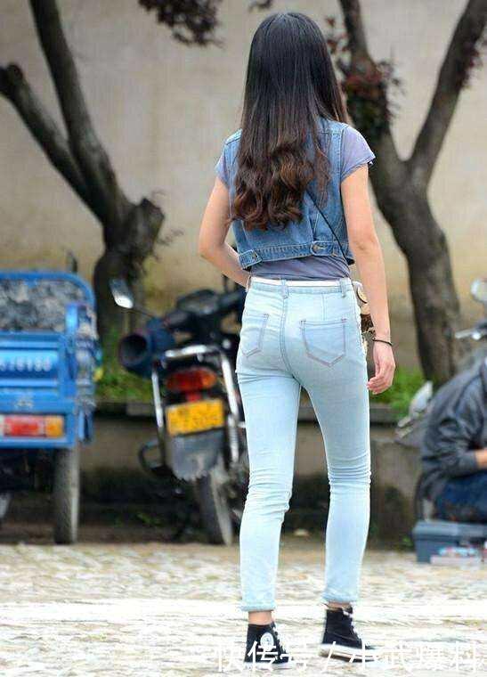 紧身背心能很好的凸显身材 配上牛仔裤就会更加迷人了
