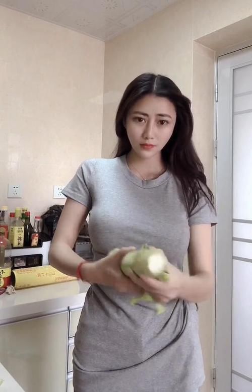  「气质」下厨的时尚美女，居家休闲打扮，时尚美范塑造好气质!