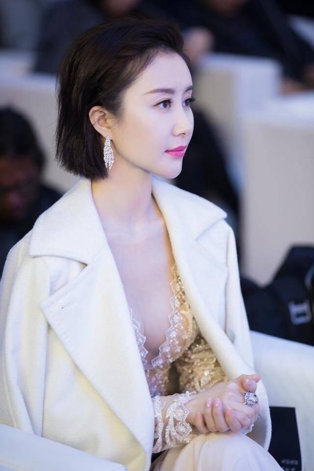 32岁的杨幂和31岁的赵丽颖撞发型，网友：舒畅的短发更加时尚