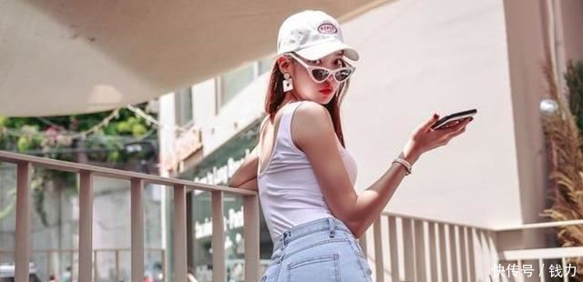 时尚穿搭牛仔裤凸显出女人动人的曲线，展现与众不同时尚与美感