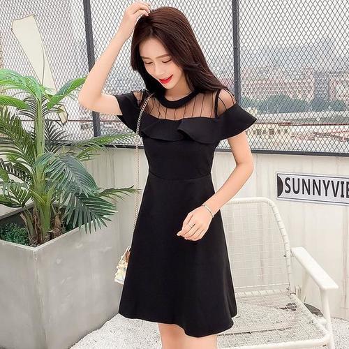 大热天老穿棉麻衫就土了,试试看这小黑裙,一件上身不高级都难