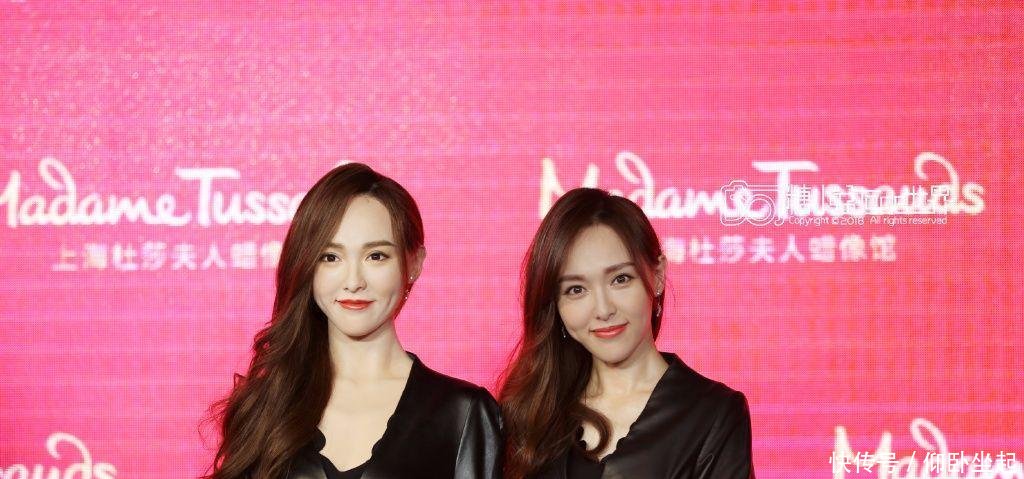 唐嫣为自己的蜡像揭幕 穿同款黑色开叉长裙秀大长腿似孪生姐妹