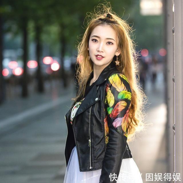 感染力■街拍小姐姐穿着黑色网纱的仙女裙,太有感染力了