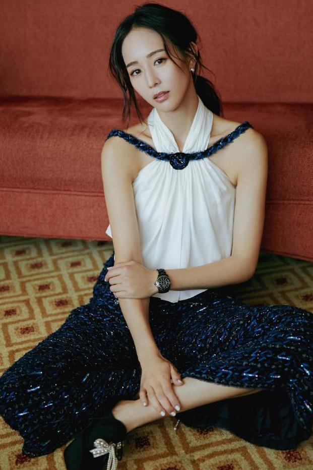 张钧甯出席见面会, 香奈儿套装知性优雅, 跟时装周造型反差真大!