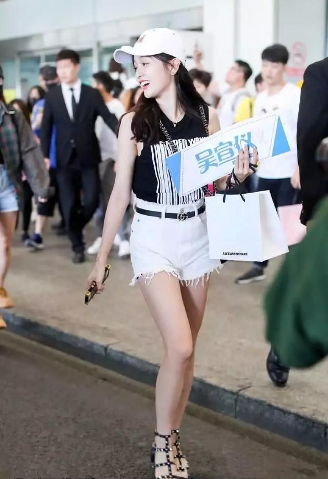 当23岁吴宣仪撞上38岁蔡依林，才知道身材与气质哪个更重要！