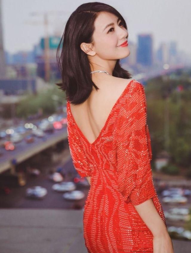 杨幂倪妮唐嫣的美背不相上下，可最好看的还是阮经天的前女友