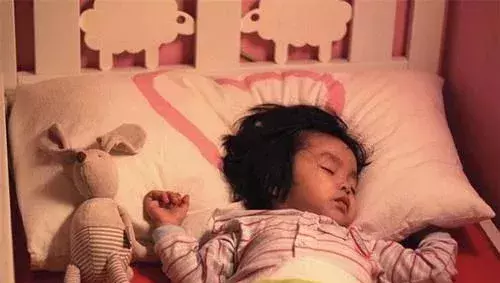 孩子的睡姿竟然暗示了ta的性格？出现第四种睡姿妈妈们就要警惕啦！