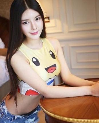 牛仔裤美女有着很好的身姿，修长的双腿让人心动了！