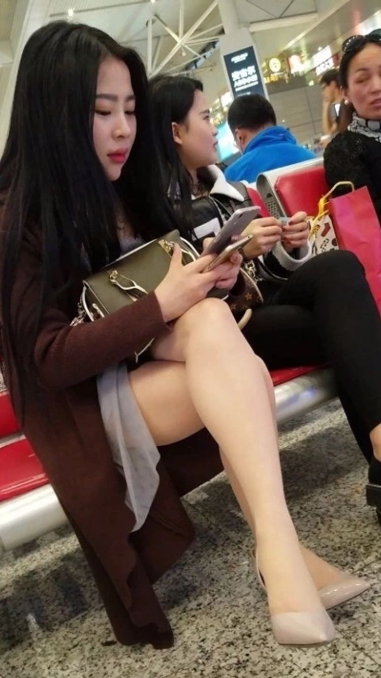 性感街拍丨候车室的丰满美女，一直拿嘴巴咬手机?!