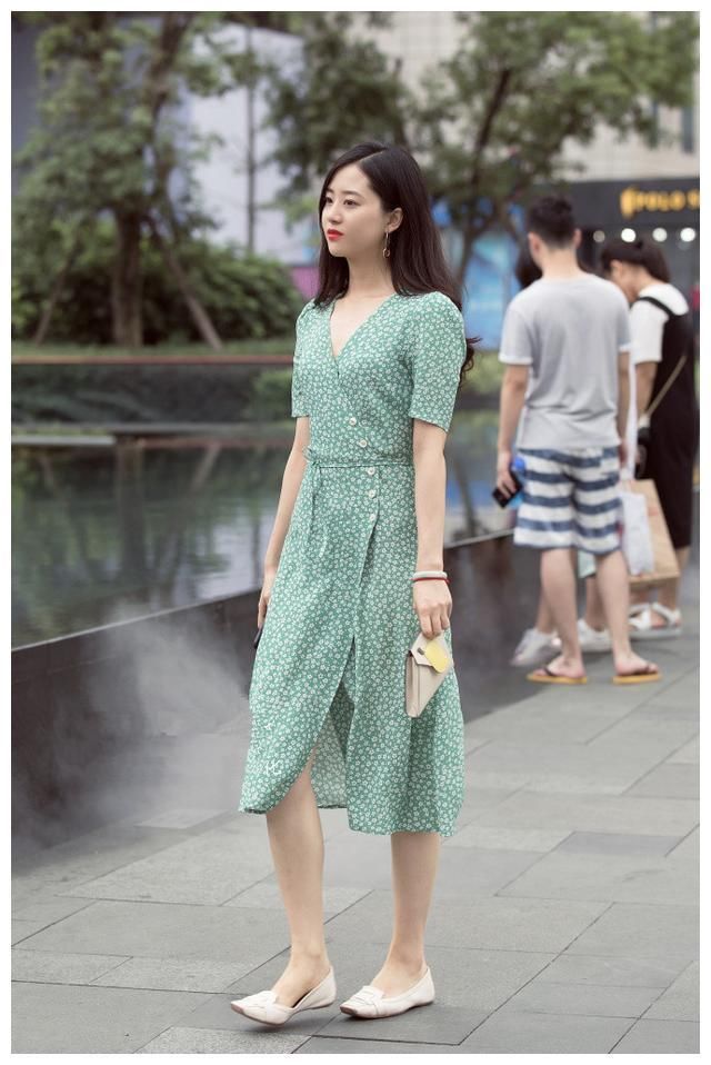 街拍:图1简单清爽穿搭，图2俏皮可爱连衣裙，图3性感紧身连衣裙