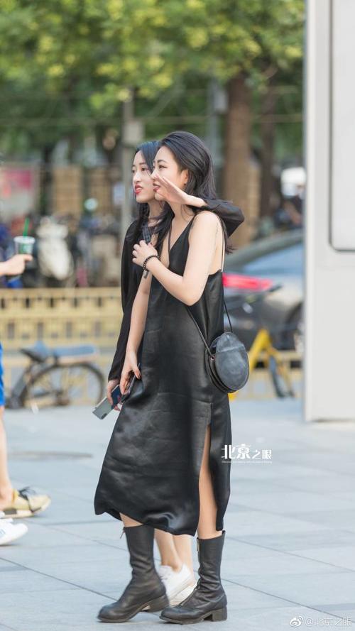 路人街拍，心地善良的小姐姐，想用黑色把热都吸走换来人间的清凉