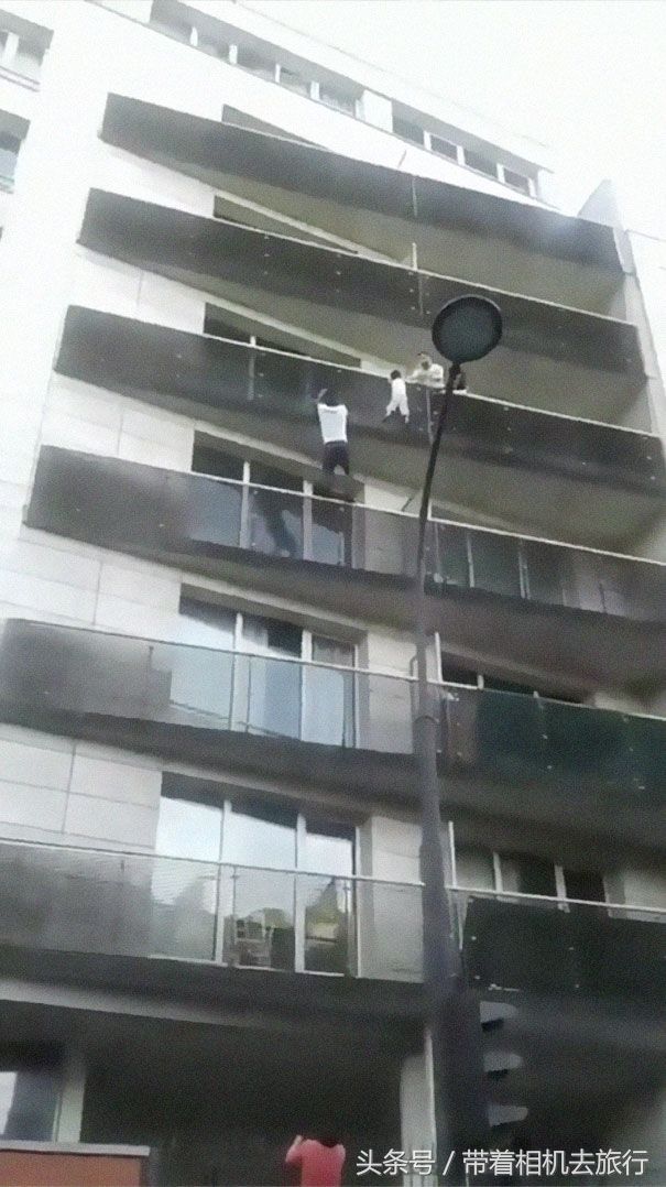 非法移民徒手爬四楼救儿童后,巴黎市长打电话