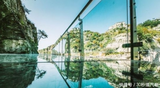 古龙峡玻璃桥，“男神”每天背30多名害怕女游客，网友：还招人不